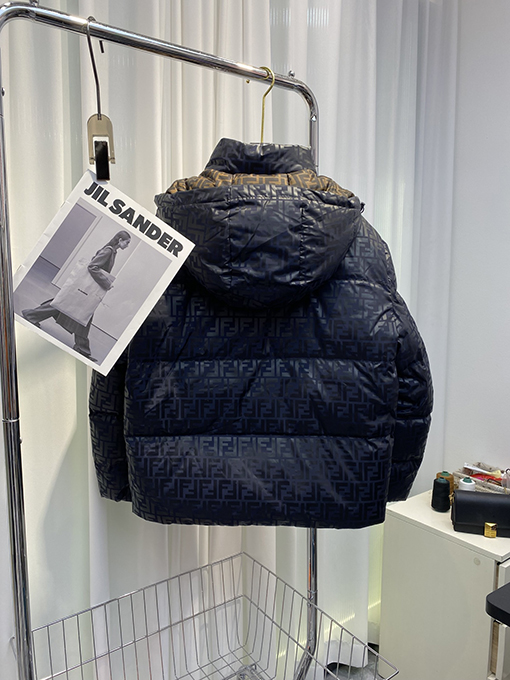 型番：FAN086AK8AF1IHGフェンデ服コピー　ダウンジャケットアウター （レディース）