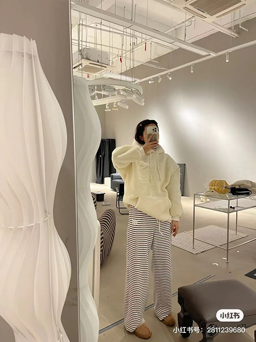 セリーヌ服偽物フリースフード パーカーセリーヌ 人気のアイテム