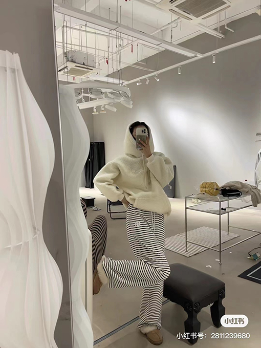 セリーヌ服偽物フリースフード パーカーセリーヌ 人気のアイテム