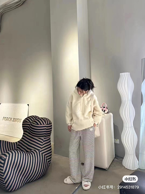 セリーヌ服偽物フリースフード パーカーセリーヌ 人気のアイテム