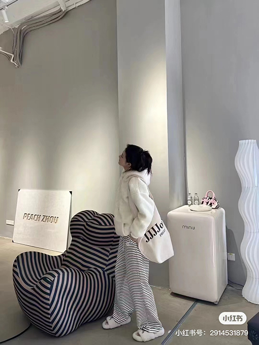 セリーヌ服偽物フリースフード パーカーセリーヌ 人気のアイテム