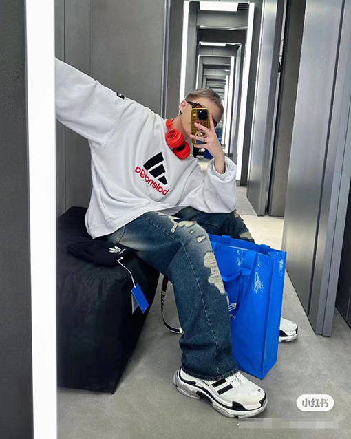 バレンシアガ x アディダス スウェットTシャツ コラボの限定商品 オーバーサイズ