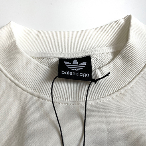 バレンシアガ x アディダス スウェットTシャツ コラボの限定商品 オーバーサイズ