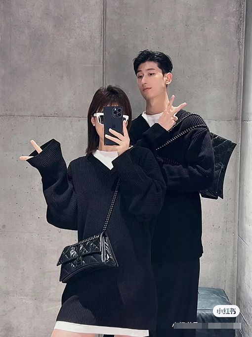 バレンシアガ服スーパーコピーニット& セーター  袖BALENCIAGAマーク