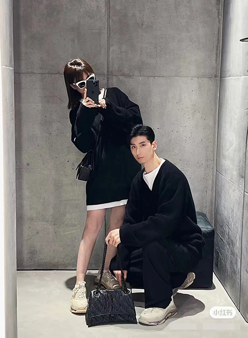 バレンシアガ服スーパーコピーニット& セーター  袖BALENCIAGAマーク