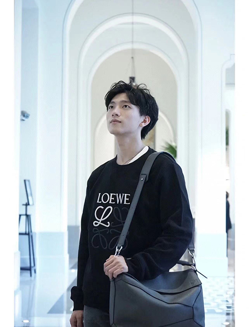 人気再燃!!　 ロエベ22FWクラシックビッグロゴ刺繍ラウンドマンツーマンTシャツ