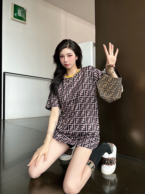 春新商品入荷!! フェンディ 服コピー ダブルFFプリント半袖 Tシャツの通販