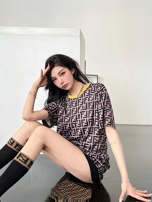 春新商品入荷!! フェンディ 服コピー ダブルFFプリント半袖 Tシャツの通販