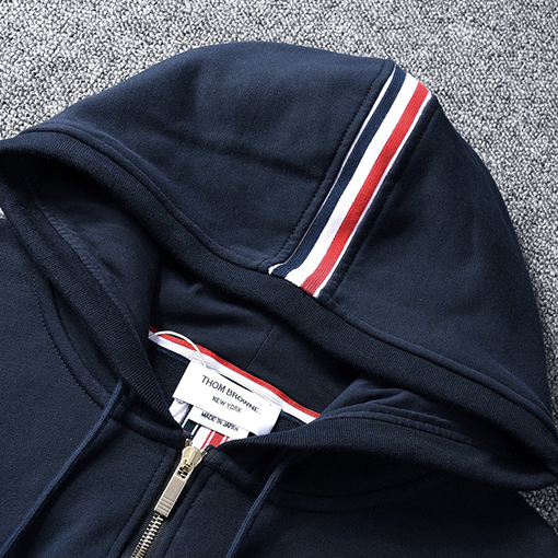トムブラウン服スーパーコピ ジップアップ ジャケット後ろテープポイント