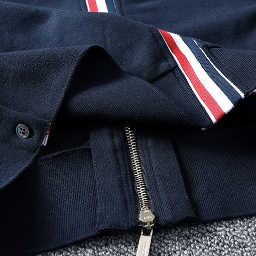 トムブラウン服スーパーコピ ジップアップ ジャケット後ろテープポイント