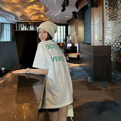 23新品!!ボッテガヴェネタ半袖 Tシャツコピー 背中のビッグロゴレタリング半袖Tシャツ