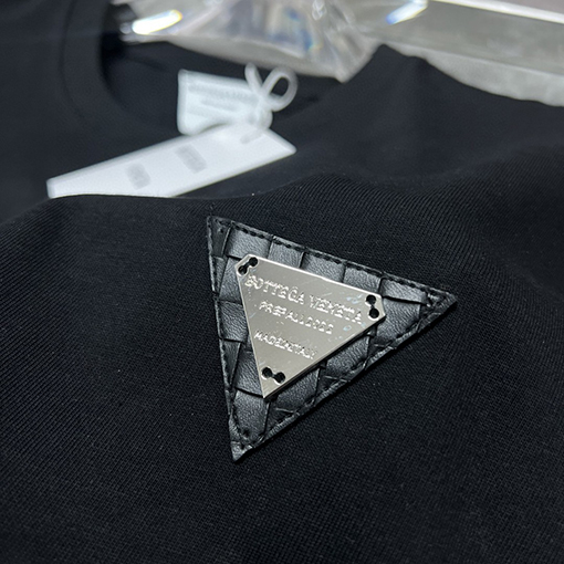 23新品!!ボッテガヴェネタ半袖 Tシャツコピー 背中のビッグロゴレタリング半袖Tシャツ