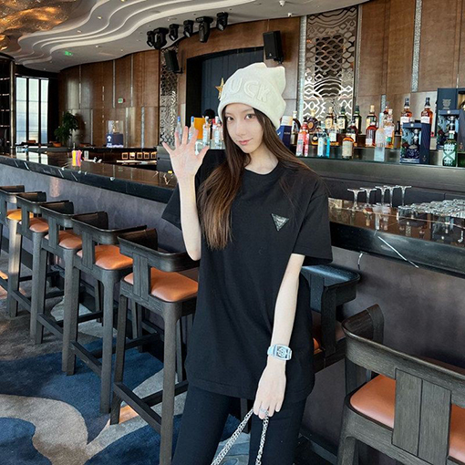 23新品!!ボッテガヴェネタ半袖 Tシャツコピー 背中のビッグロゴレタリング半袖Tシャツ