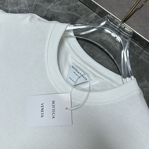 23新品!!ボッテガヴェネタ半袖 Tシャツコピー 背中のビッグロゴレタリング半袖Tシャツ