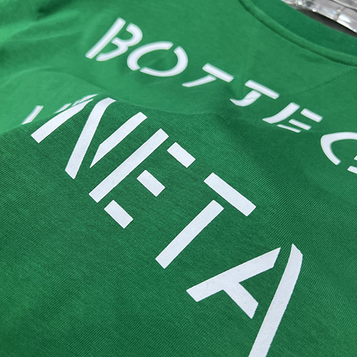 23新品!!ボッテガヴェネタ半袖 Tシャツコピー 背中のビッグロゴレタリング半袖Tシャツ