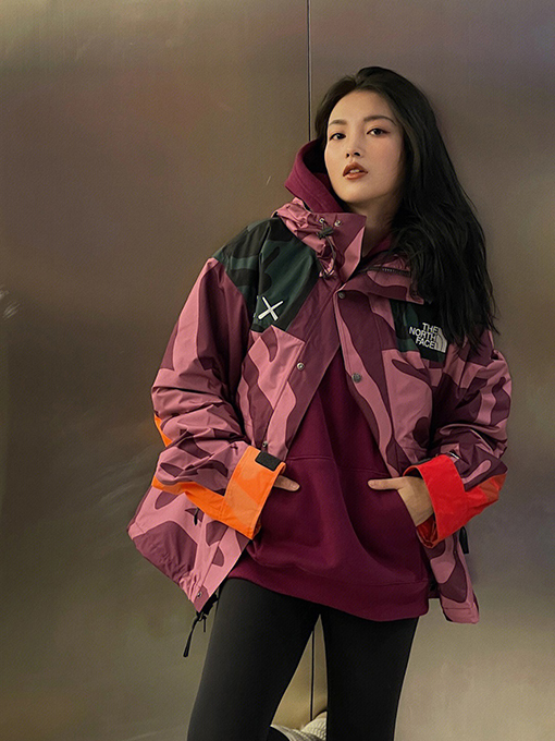 ノースフェイススーパーコピー × KAWS コラボ メンズファッション ジャケットアウター