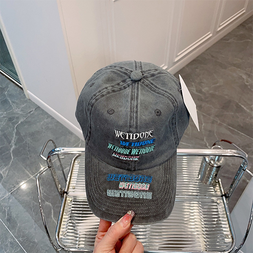 WE11DONE  CAP 帽子   オシャレなヘッドウェアの必須アイテム 刺繍入りダックビルキャップ