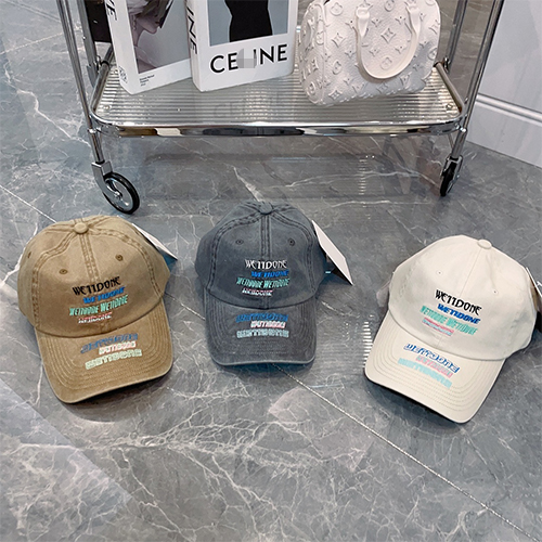 WE11DONE  CAP 帽子   オシャレなヘッドウェアの必須アイテム 刺繍入りダックビルキャップ