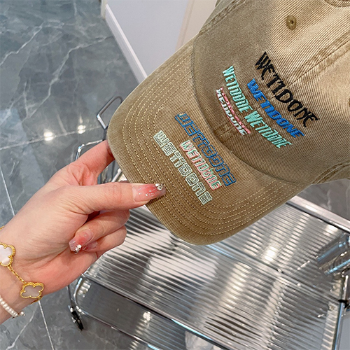 WE11DONE  CAP 帽子   オシャレなヘッドウェアの必須アイテム 刺繍入りダックビルキャップ