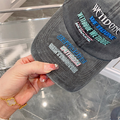 WE11DONE  CAP 帽子   オシャレなヘッドウェアの必須アイテム 刺繍入りダックビルキャップ