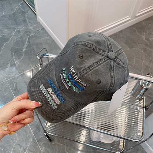 WE11DONE  CAP 帽子   オシャレなヘッドウェアの必須アイテム 刺繍入りダックビルキャップ