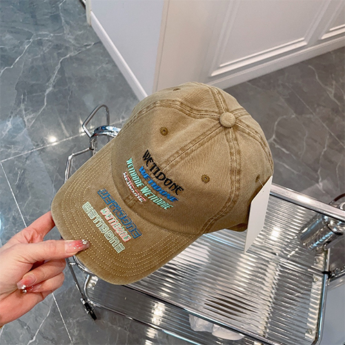 WE11DONE  CAP 帽子   オシャレなヘッドウェアの必須アイテム 刺繍入りダックビルキャップ
