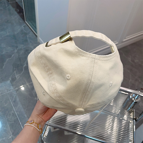 WE11DONE  CAP 帽子   オシャレなヘッドウェアの必須アイテム 刺繍入りダックビルキャップ