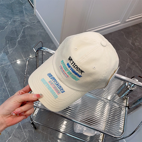 WE11DONE  CAP 帽子   オシャレなヘッドウェアの必須アイテム 刺繍入りダックビルキャップ