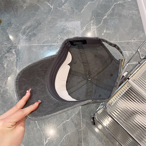 WE11DONE  CAP 帽子   オシャレなヘッドウェアの必須アイテム 刺繍入りダックビルキャップ