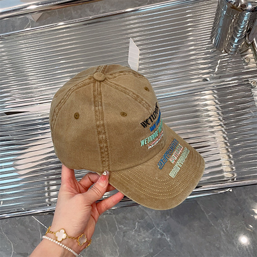 WE11DONE  CAP 帽子   オシャレなヘッドウェアの必須アイテム 刺繍入りダックビルキャップ