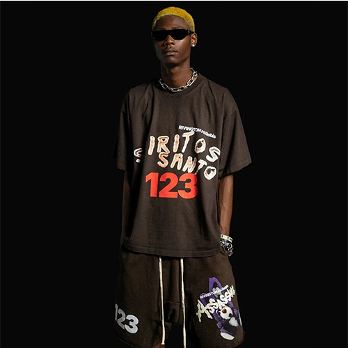 アルアルアル123 スーパーコピーTシャツとスウェットショートパンツのリラックスしたカジュアルスタイル