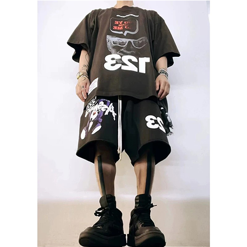 アルアルアル123 スーパーコピーTシャツとスウェットショートパンツのリラックスしたカジュアルスタイル