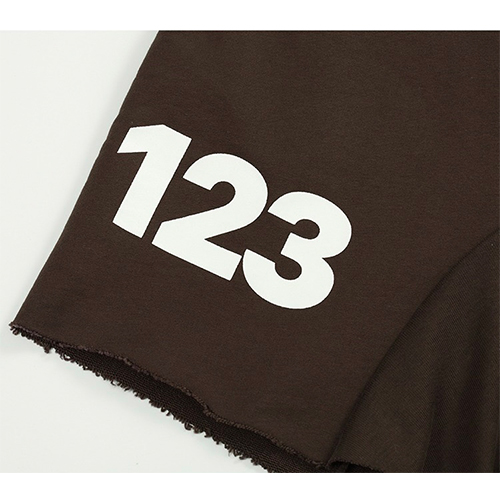 アルアルアル123 スーパーコピーTシャツとスウェットショートパンツのリラックスしたカジュアルスタイル