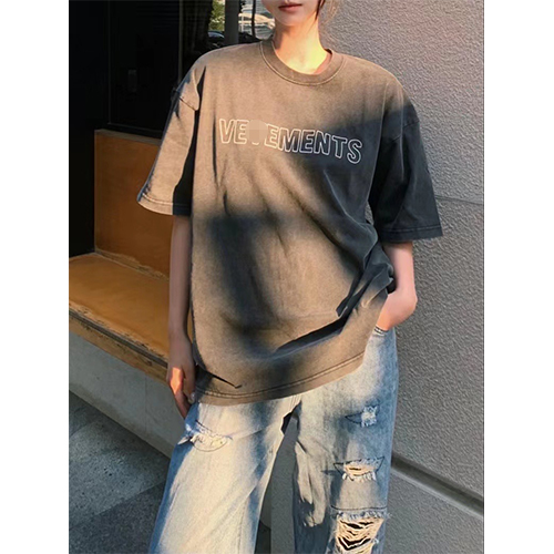 ヴェトモンコピー ルーズフィットのアルファベットプリントTシャツ