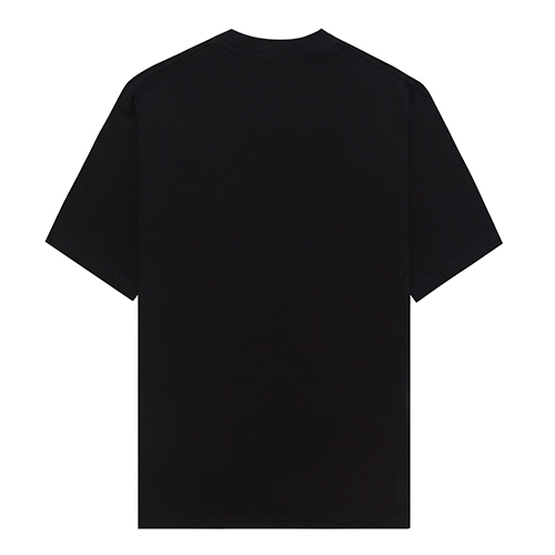 クロムハーツ  半袖Tシャツスーパーコピー  ワイドシルエットで着こなす、個性的なプリント柄のおしゃれコーディネート