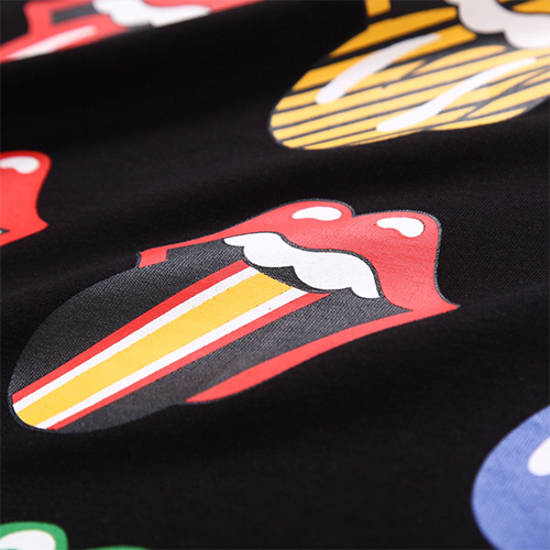 クロムハーツ  半袖Tシャツスーパーコピー  ワイドシルエットで着こなす、個性的なプリント柄のおしゃれコーディネート