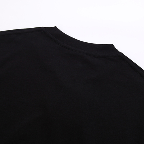 クロムハーツ  半袖Tシャツスーパーコピー  ワイドシルエットで着こなす、個性的なプリント柄のおしゃれコーディネート