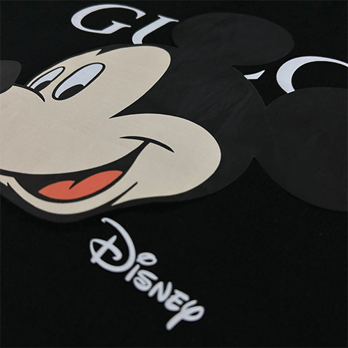 グッチ 半袖Tシャツスーパーコピー 大胆なグラフィックプリントが特徴の、自分だけのスタイルを演出