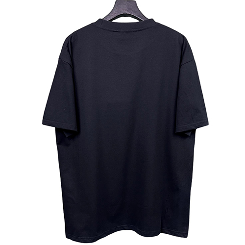 グッチ 半袖Tシャツスーパーコピー 大胆なグラフィックプリントが特徴の、自分だけのスタイルを演出