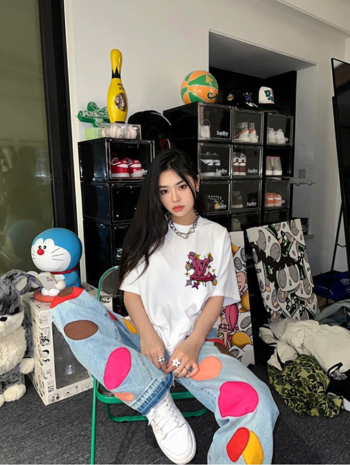 ヴィトン 半袖Tシャツ 限定ショーケース仕様のグラフィティロゴTシャツ