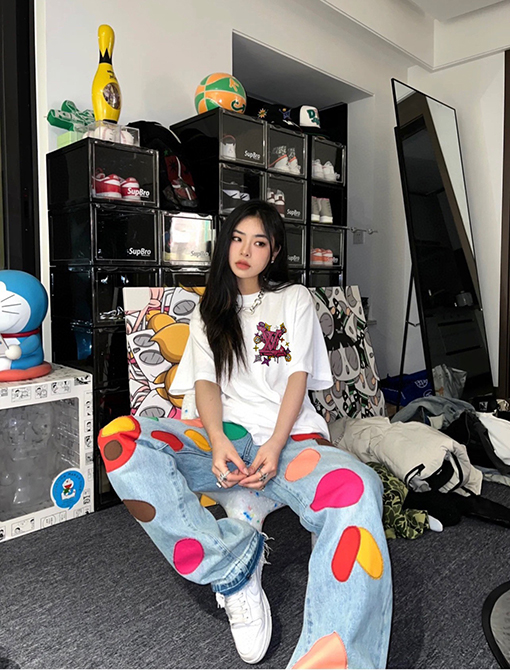 ヴィトン 半袖Tシャツ 限定ショーケース仕様のグラフィティロゴTシャツ