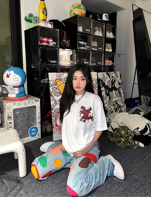 ヴィトン 半袖Tシャツ 限定ショーケース仕様のグラフィティロゴTシャツ