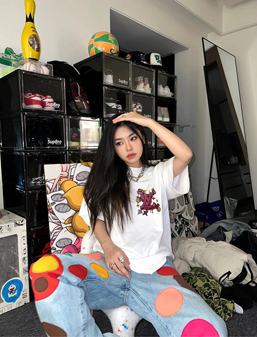 ヴィトン 半袖Tシャツ 限定ショーケース仕様のグラフィティロゴTシャツ