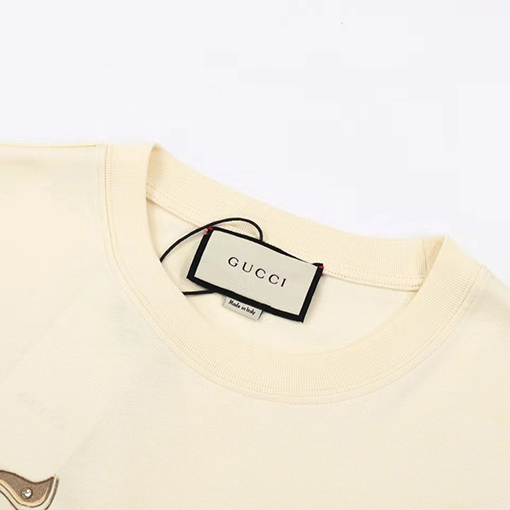 GUCCI 春夏の新作!グッチ 猫のロゴが印刷されたカラフルなコットンTシャツ