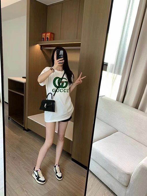 グッチ 半袖Tシャツ スーパーコピー デジタルプリントのダブルGロゴがおしゃれ