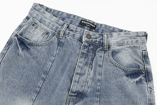 バレンシアガ デニムパンツ ガ ウォッシュド加工のルーズなデニムパンツ