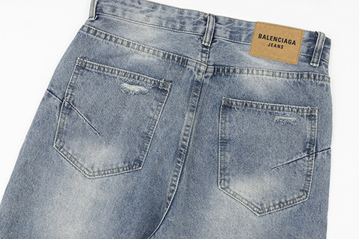 バレンシアガ デニムパンツ ガ ウォッシュド加工のルーズなデニムパンツ