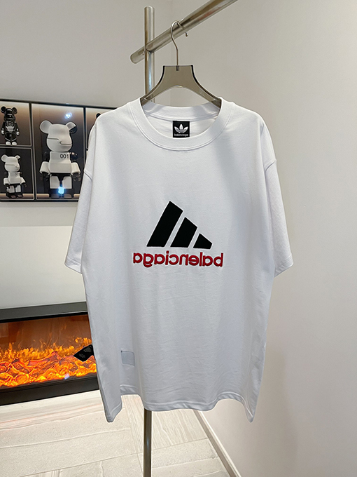 バレンシアガ x アディダス コラボの刺繍Tシャツ