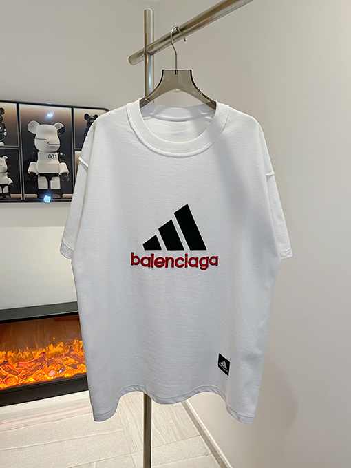 バレンシアガ x アディダス コラボの刺繍Tシャツ