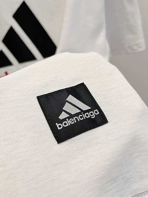 バレンシアガ x アディダス コラボの刺繍Tシャツ